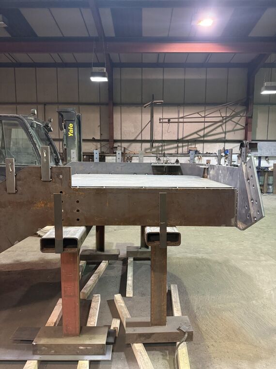 Welded steel rail assembly, workshop floor